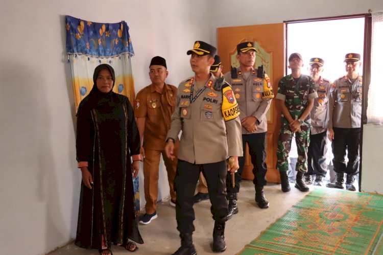 Sujud Syukur Keluarga Penerima Bedah Rumah Presisi dari Polres Bojonegoro